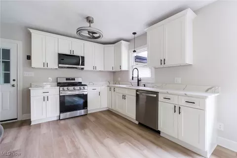 Kitchen - 351 Cranberry Run, Boardman, OH 44512 photo 3 of 4