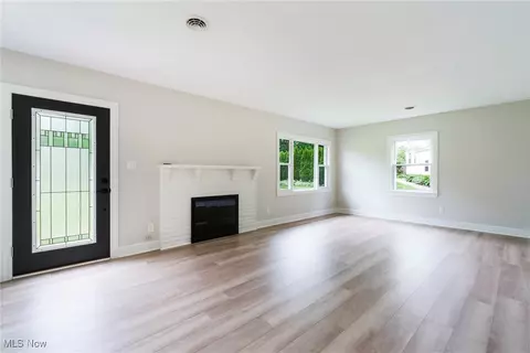 Living - 351 Cranberry Run, Boardman, OH 44512 photo 2 of 9