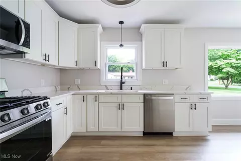 Kitchen - 351 Cranberry Run, Boardman, OH 44512 photo 2 of 4