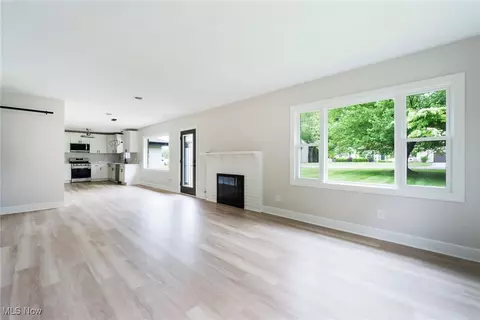 Living - 351 Cranberry Run, Boardman, OH 44512 photo 6 of 9