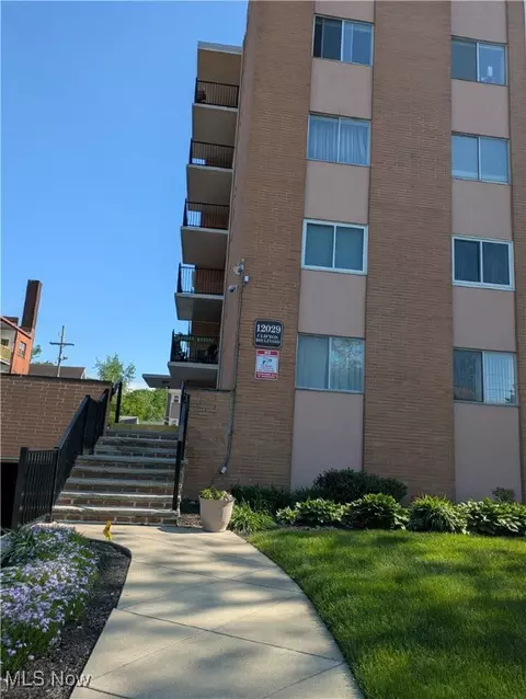 12029 Clifton Blvd #101, Lakewood, OH 44107