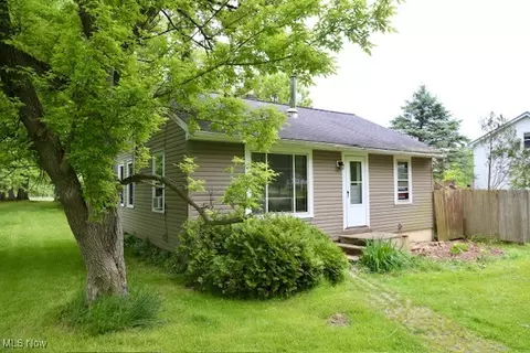 12532 Lake Dr, Burton, OH 44021