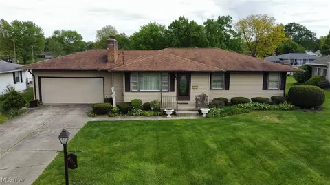 6074 Frontier Dr, Youngstown, OH 44514