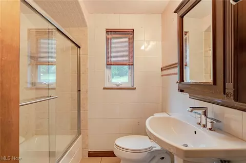 Bath - 196 E Ridgewood Dr, Seven Hills, OH 44131 photo 2 of 3