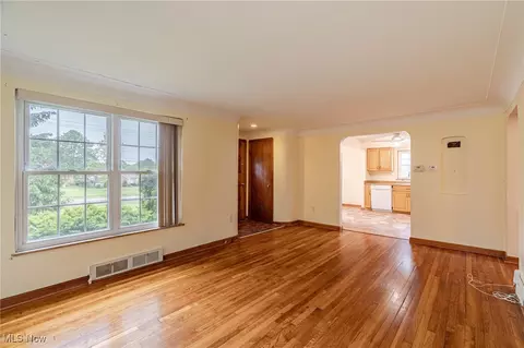 Living - 196 E Ridgewood Dr, Seven Hills, OH 44131 photo 3 of 6