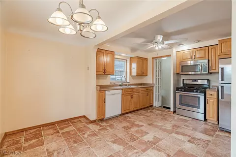 Kitchen - 196 E Ridgewood Dr, Seven Hills, OH 44131 photo 4 of 4