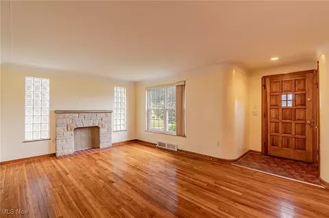 Living - 196 E Ridgewood Dr, Seven Hills, OH 44131 photo 2 of 6