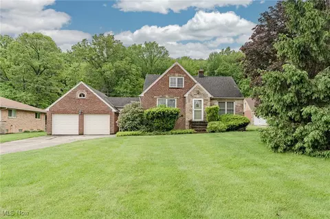 196 E Ridgewood Dr, Seven Hills, OH 44131