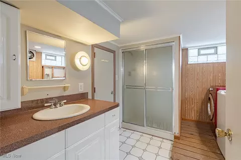 Bath - 196 E Ridgewood Dr, Seven Hills, OH 44131 photo 3 of 3