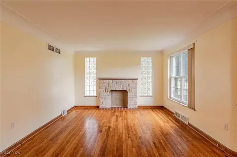 Living - 196 E Ridgewood Dr, Seven Hills, OH 44131 photo 1 of 6