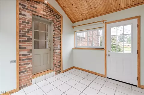 Entry Way - 196 E Ridgewood Dr, Seven Hills, OH 44131 photo 2 of 3