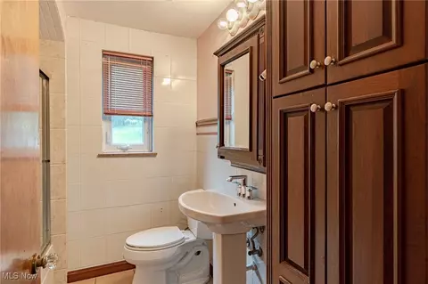 Bath - 196 E Ridgewood Dr, Seven Hills, OH 44131 photo 1 of 3