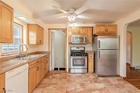 Kitchen - 196 E Ridgewood Dr, Seven Hills, OH 44131 photo 3 of 4