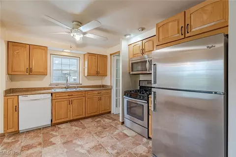 Kitchen - 196 E Ridgewood Dr, Seven Hills, OH 44131 photo 1 of 4