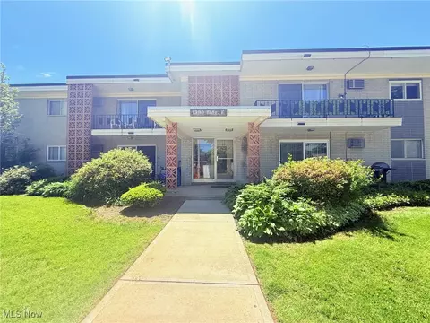 1390 Golden Gate Blvd #E206, Mayfield Heights, OH 44124