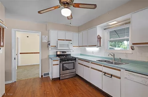 5872 Michael Dr, Brook Park, OH 44142 photo 5