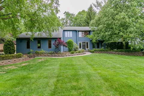 6036 Whiteford Dr, Highland Heights, OH 44143