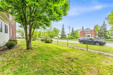 Exterior - 563 E 260th St, Euclid, OH 44132 photo 6 of 6