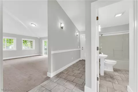 Entry Way - 563 E 260th St, Euclid, OH 44132 photo 1 of 4