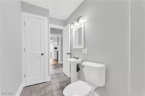 Entry Way - 563 E 260th St, Euclid, OH 44132 photo 2 of 4