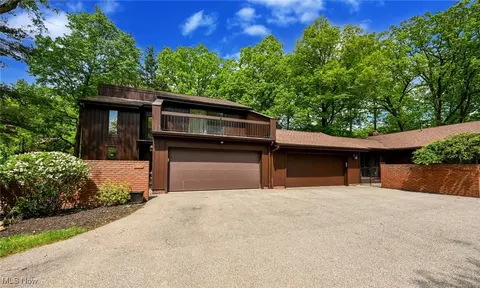 947 Trimble Pl, Sagamore Hills, OH 44067