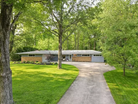 932 Bell Rd, Chagrin Falls, OH 44022