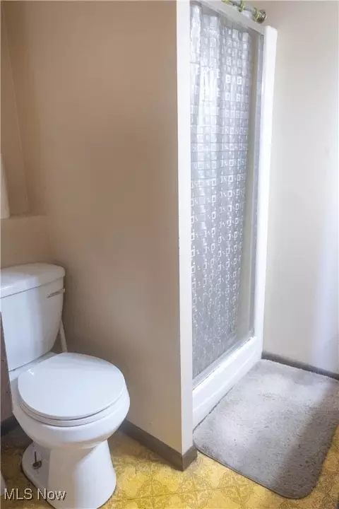 Bath - 175 Alexander Dr, Elyria, OH 44035 photo 2 of 2