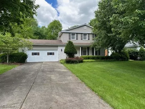 1614 Rosehedge Dr, Poland, OH 44514