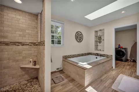 Bath - 561 Willard Rd, Aurora, OH 44202 photo 2 of 8