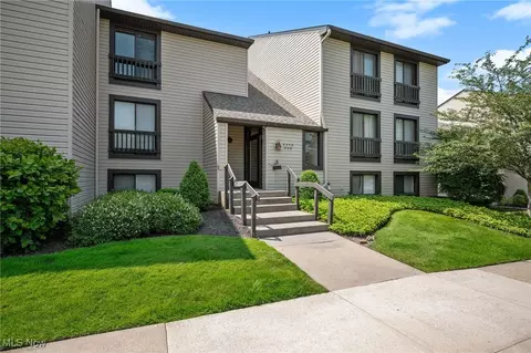 6250 Greenwood Pkwy #205, Sagamore Hills, OH 44067