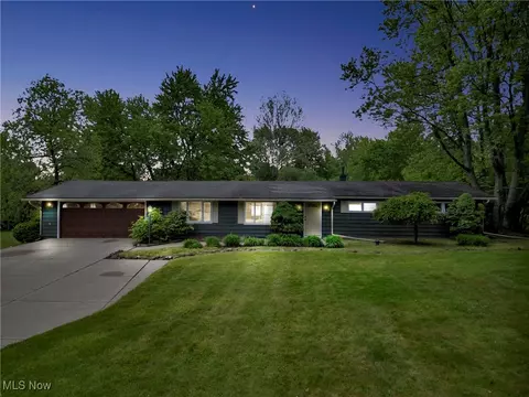 8620 Beacon Hill Dr, Chagrin Falls, OH 44023