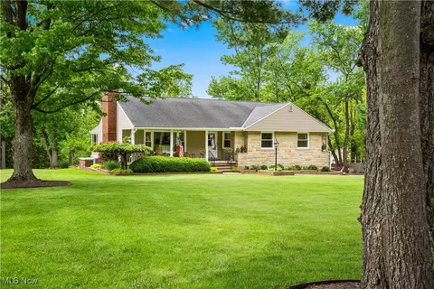 17912 S Meadowpark Dr, Walton Hills, OH 44146