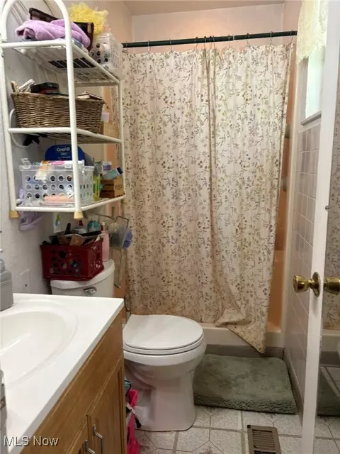 Bath - 596 Tioga Trl, Willoughby, OH 44094 photo 2 of 2
