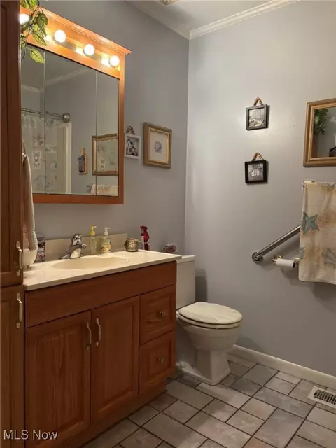Bath - 596 Tioga Trl, Willoughby, OH 44094 photo 1 of 2