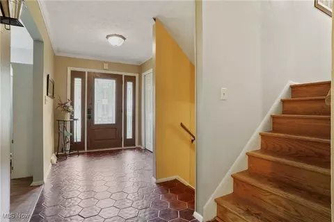 Entry Way - 4579 Commodore Dr, Stow, OH 44224 photo 2 of 5