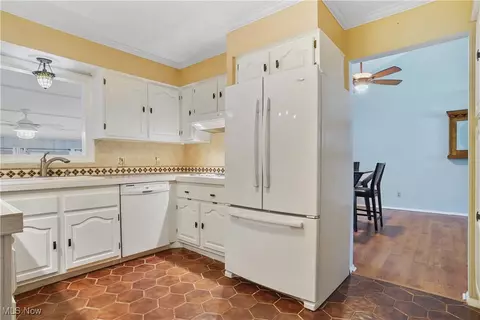 Kitchen - 4579 Commodore Dr, Stow, OH 44224 photo 3 of 4