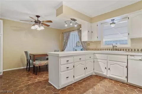 Kitchen - 4579 Commodore Dr, Stow, OH 44224 photo 2 of 4