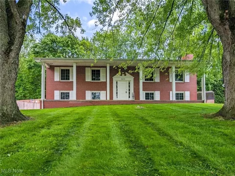 3433 Meadowwood St NW, Massillon, OH 44646