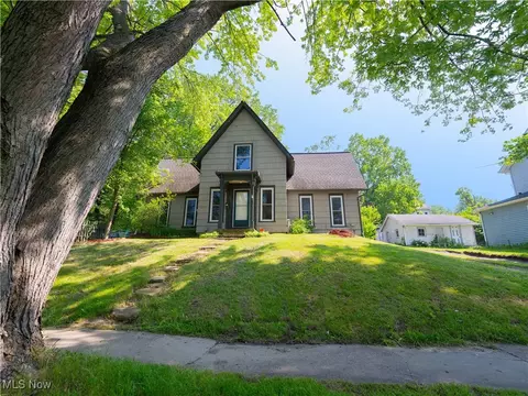 8121 Maple Ave, Garrettsville, OH 44231
