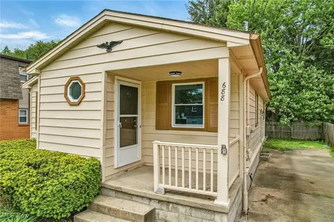 Exterior - 688 Cook Ave, Boardman, OH 44512 photo 3 of 8