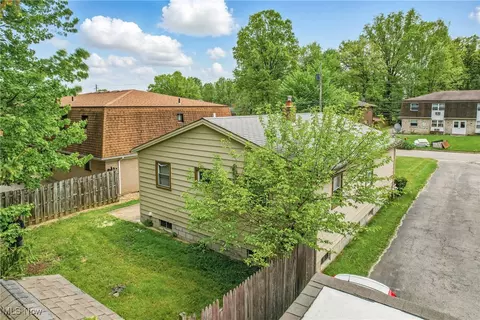 Exterior - 688 Cook Ave, Boardman, OH 44512 photo 6 of 8