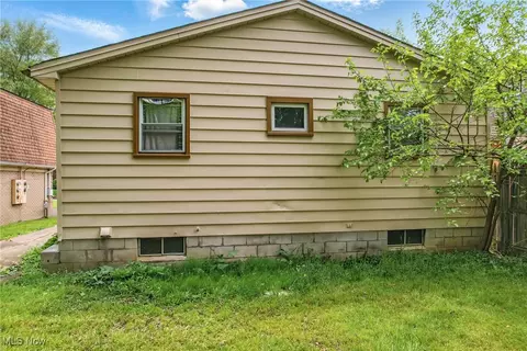 Exterior - 688 Cook Ave, Boardman, OH 44512 photo 5 of 8