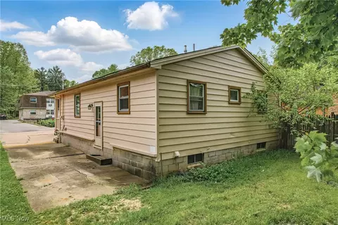 Exterior - 688 Cook Ave, Boardman, OH 44512 photo 4 of 8