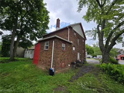 958 E Wilbeth Rd, Akron, OH 44306 photo 4