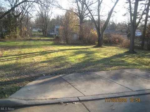 3306 Curtis St, Mogadore, OH 44260