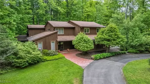 10576 Hemlock Ridge Dr, Chardon, OH 44024
