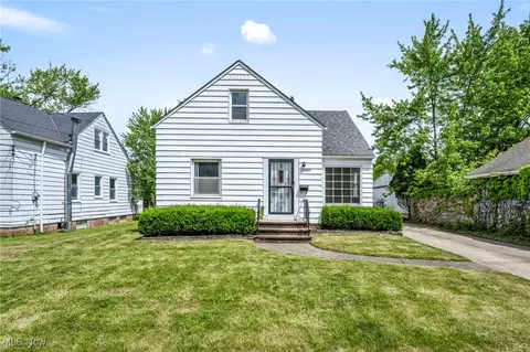 15507 Raymond St, Maple Heights, OH 44137