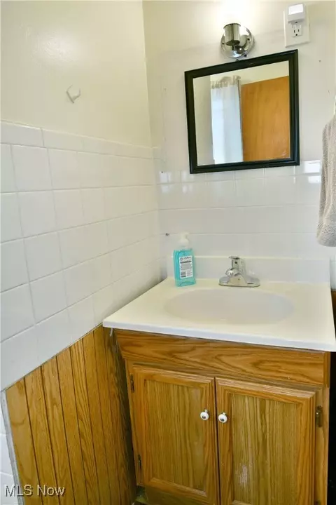 Bath - 90 Harvey St, Struthers, OH 44471 photo 7 of 8