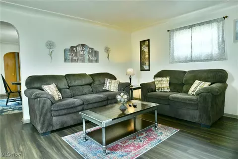 Living - 90 Harvey St, Struthers, OH 44471 photo 1 of 2