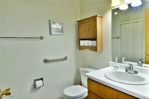 Bath - 90 Harvey St, Struthers, OH 44471 photo 1 of 8